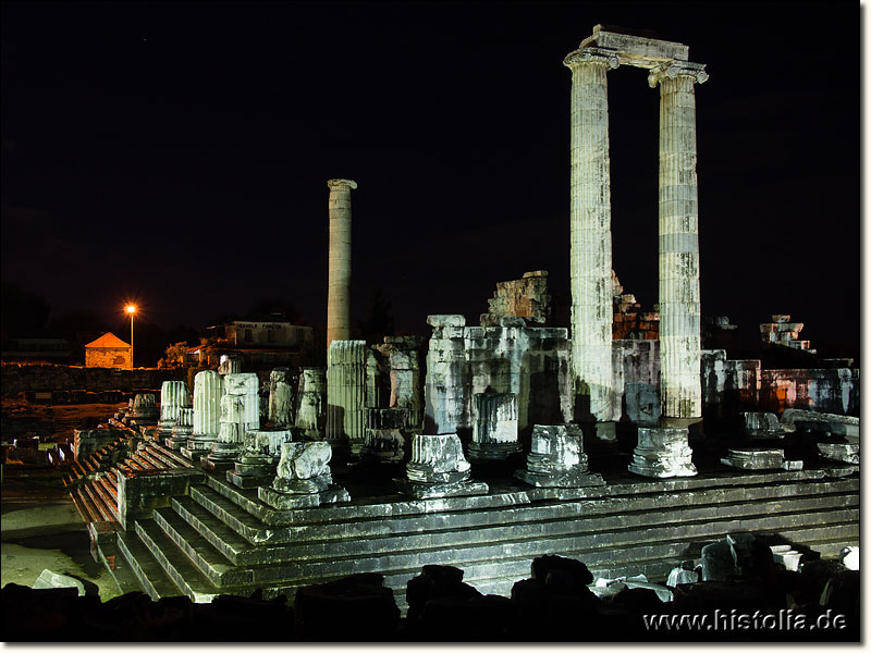 Didyma in Karien - Eingangsbereich des Apollon-Tempels von Didyma bei Nacht