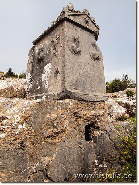 Lamos in Kilikien - Sarkophag, darunter Grabkammer mit Emblem und Inschrift