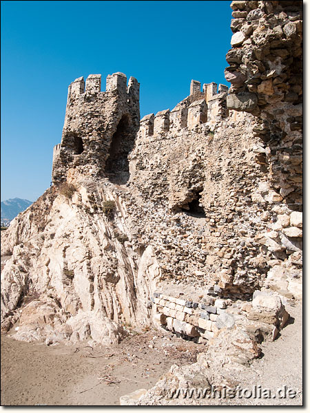 Mamure-Kalesi in Kilikien - Südlicher Teil der Anlage von Außen, Wehrgang und Südturm