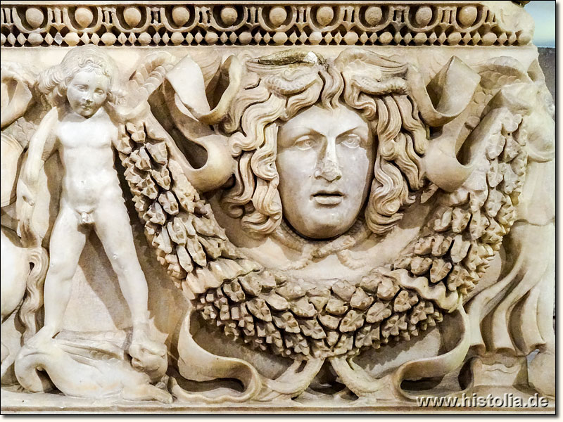Museum von Konya - Medusen-Kopf und Girlanden auf einem reich verzierten Marmor-Sarkophag