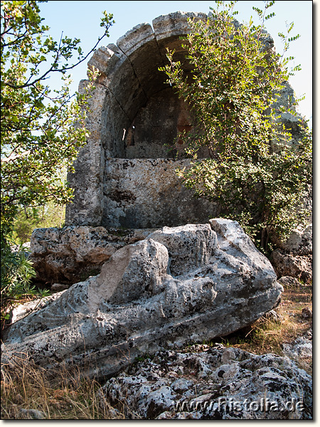 Lyrboton-Kome in Pamphylien - Ädikula/Aedikula-Grabmal mit Sarkophag im Stadtzentrum