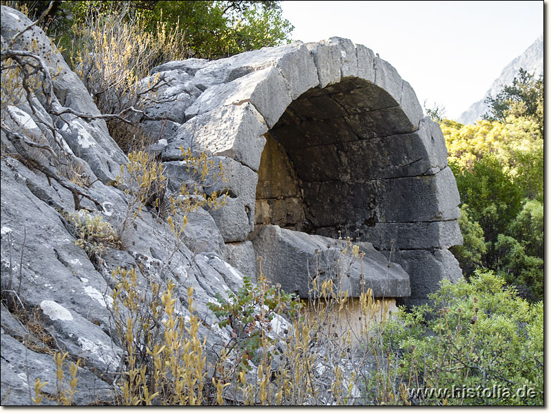 Neapolis in Pisidien - Ädikula-/Aedikula-Grabmal mit Sarkophag oberhalb des Wohngebietes von Neapolis