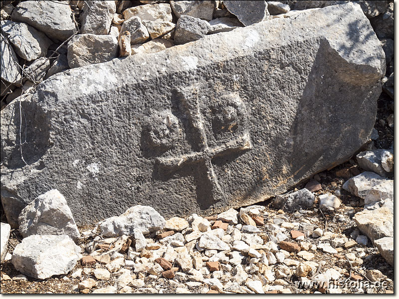 Karakabakli in Kilikien - Deckel eines Sarkophages mit Kreuzsymbol im Stadtgebiet von Karakabakli