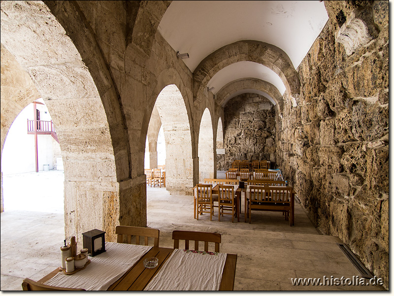 Karawanserei Ak-Han in Phrygien - Blick durch die offenen Zellen auf der Südseite des Innenhofes