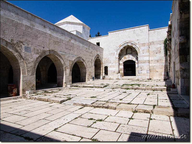 Karawanserei Ak-Han in Phrygien - Blick durch den Innenhof der Karawanserei auf das Eingangsportal der geschlossenen Halle