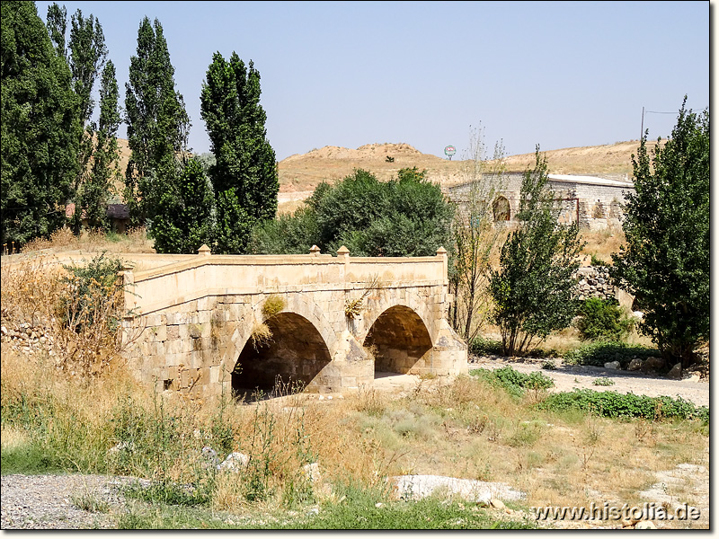 Karawanserei Dokuzun-Han in Lykaonien - Erhaltene Bögen einer alten Brücke aus der Seldschukenzeit; Karawanserei im Hintergrund