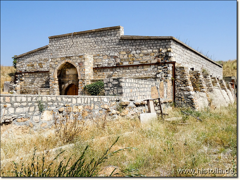 Karawanserei Dokuzun-Han in Lykaonien - Blick auf die Süd- und die abgestütze Ost-Mauer der Karawanserei Dokuzun-Han