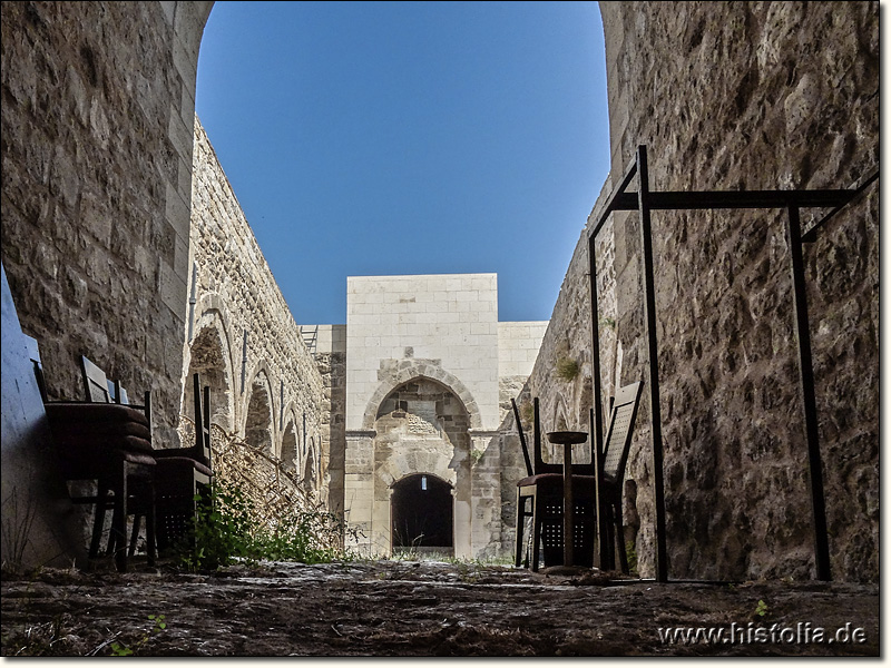 Karawanserei Ertokus-Han in Pisidien - Blick durch den offenen Bereich der Karawanserei auf das Portal der geschlossenen Halle