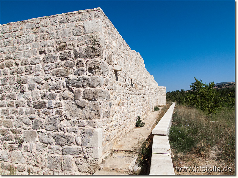 Karawanserei Ertokus-Han in Pisidien - Blick entlang der Ost-Mauer der restaurierten Karawanserei Ertokus-Han