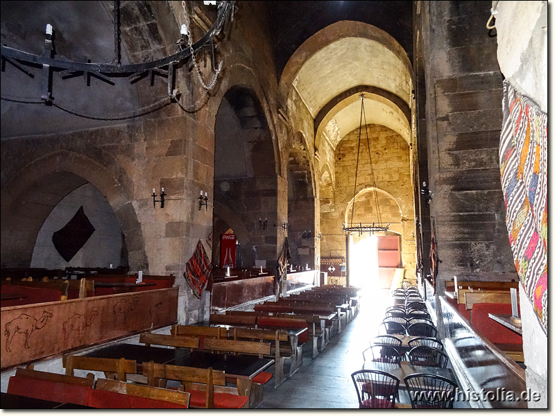 Karawanserei Horuzlu-Han in Lykaonien - Das Hauptgewölbe der Karawanserei mit Blick zum Eingangsportal