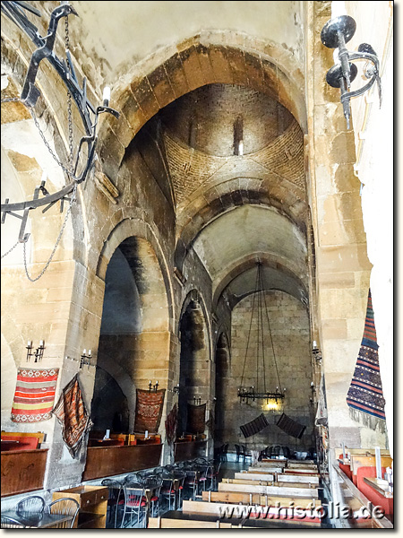 Karawanserei Horuzlu-Han in Lykaonien - Das Hauptgewölbe mit Blick in die Kuppel der zum Restaurant ausgebauten Karawanserei