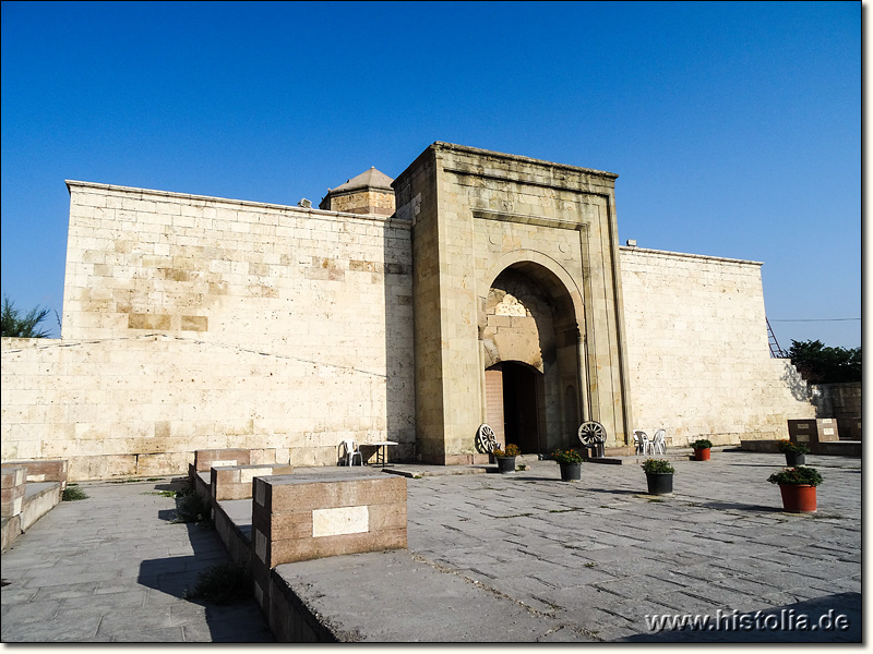Karawanserei Horuzlu-Han in Lykaonien - Blick über den Vorhof auf das nach Osten ausgerichtete Eingangsportal