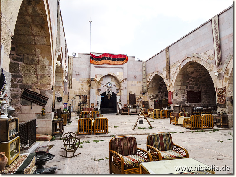 Karawanserei Kandemir-Han in Lykaonien - Der Innenhof der Karawanserei mit Blick auf das Portal zur geschlossenen Halle