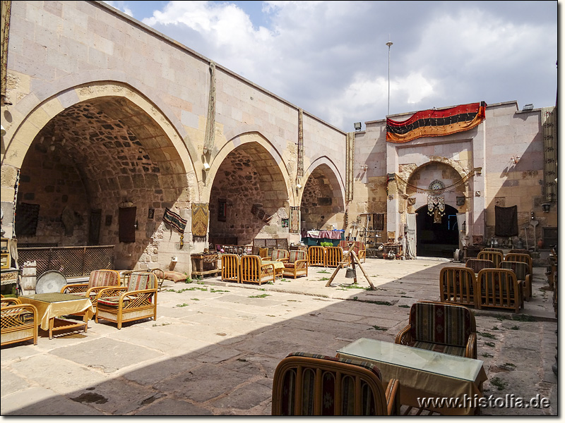 Karawanserei Kandemir-Han in Lykaonien - Der Innenhof der Karawanserei mit Blick auf das Portal zur geschlossenen Halle