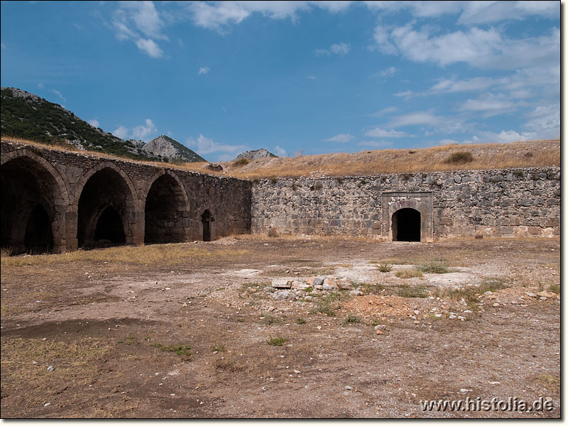 Karawanserei Kirkgöz-Han in Pisidien - Innenhof mit Blick zum geschlossenen Gewölbe