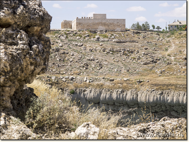 Karawanserei Obruk-Han in Lykaonien - Blick über den Karst-Einbruch von Obruk auf die östlichen Mauern der Karawanserei