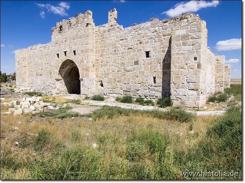 Karawanserei Obruk-Han in Lykaonien - Blick auf das Hauptportal der Karawanserei auf der Westseite des Gebäudes