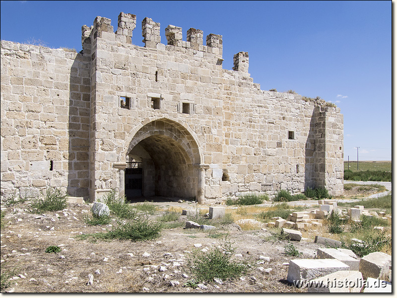 Karawanserei Obruk-Han in Lykaonien - Blick auf das Hauptportal der Karawanserei auf der Westseite des Gebäudes