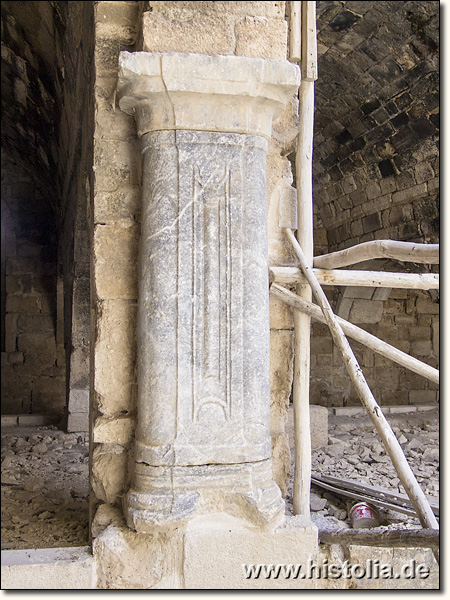 Karawanserei Obruk-Han in Lykaonien - Verbaute Spolien: Fensterrahmen/Fensterstützen einer byzantinisch/christlichen Kirche