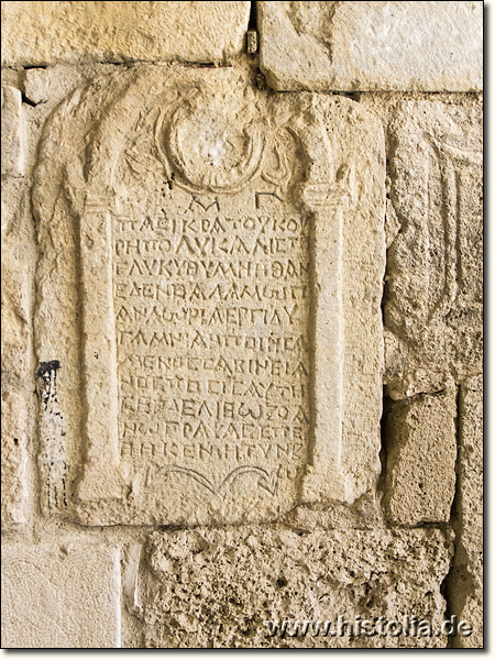 Karawanserei Obruk-Han in Lykaonien - Verbaute Spolie: Grabstein oder Grabstele mit Emblem und griechischer Inschrift