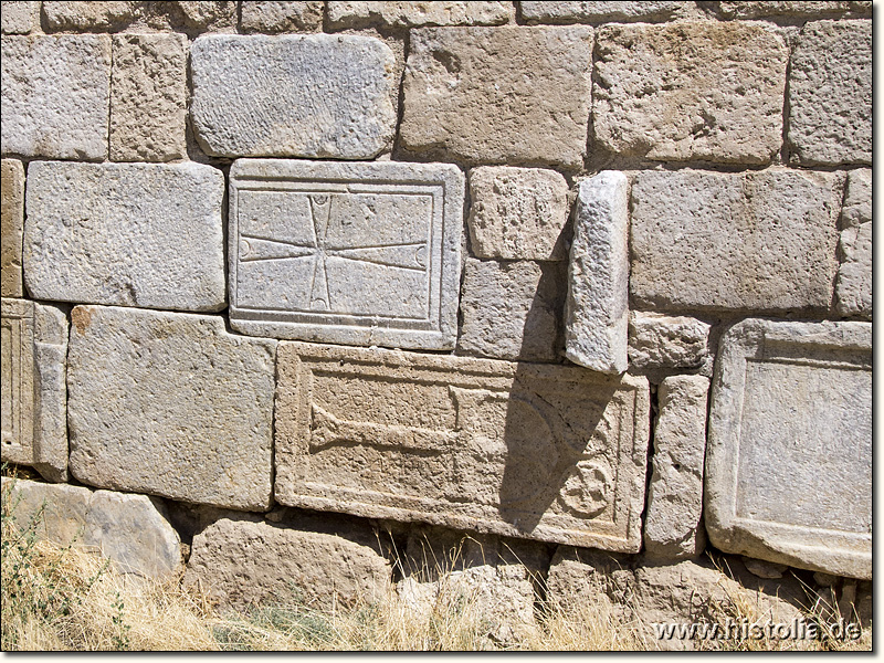 Karawanserei Obruk-Han in Lykaonien - Verbaute Spolien mit byzantinisch/christlichen Kreuzsymbolen