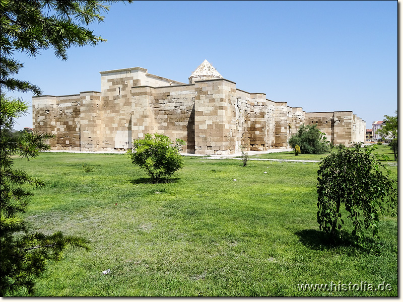 Karawanserei Sultan-Han in Lykaonien - Blick auf die Mauern der Karawanserei von Westen