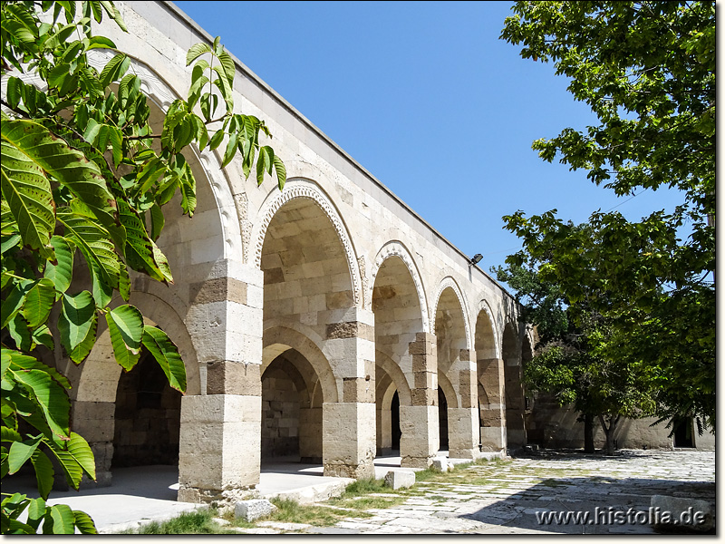 Karawanserei Sultan-Han in Lykaonien - Blick auf die offenen Gewölbe auf der Nordseite des Innenhofes