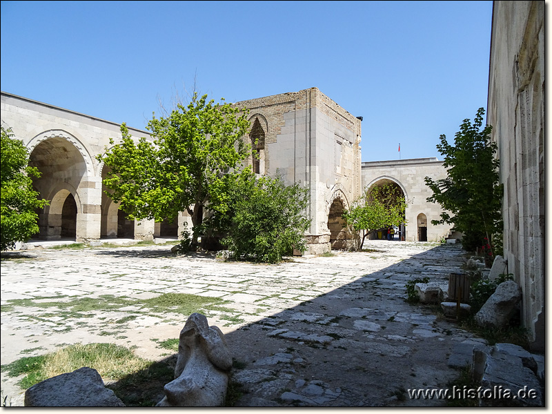 Karawanserei Sultan-Han in Lykaonien - Blick durch den gesamten Innenhof der Karawanserei mit Kiosk und offenen Gewölben