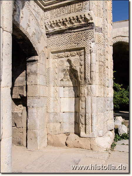 Karawanserei Sultan-Han in Lykaonien - Verzierungen am Portal vom ummauerten Innenhof der Karawanserei zur geschlossenen Halle