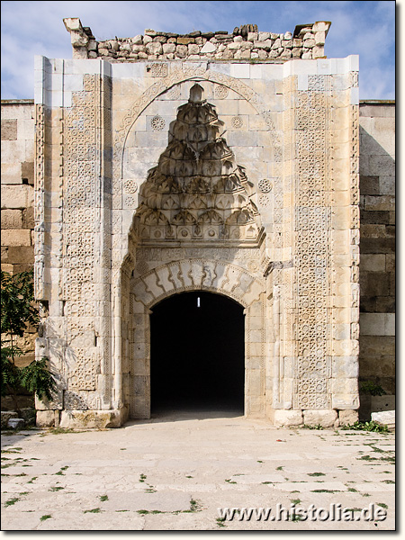 Karawanserei Sultan-Han in Lykaonien - Das verzierte Portal vom ummauerten Innenhof der Karawanserei zur geschlossenen Halle