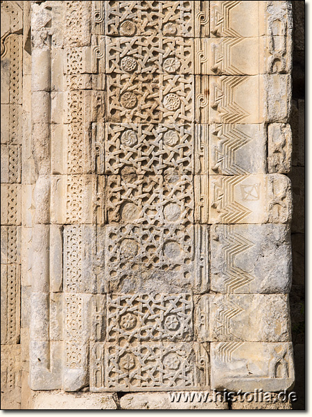 Karawanserei Sultan-Han in Lykaonien - Verzierungen am Portal vom ummauerten Innenhof der Karawanserei zur geschlossenen Halle