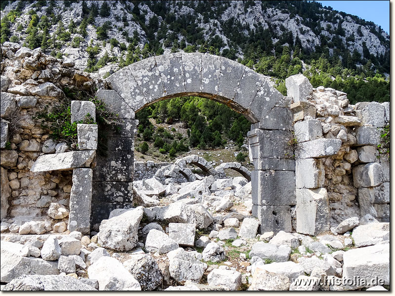 Karawanserei Tol-Han in Pisidien - Blick nach Westen: Das Hauptportal der Karawanserei von Außen