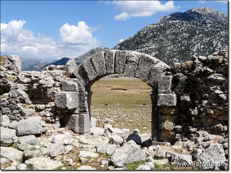 Karawanserei Tol-Han in Pisidien - Blick nach Osten: Das Hauptportal der Karawanserei von Innen