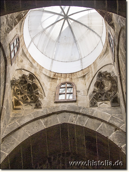 Karawanserei Zazadin-Han in Lykaonien - Blick in die Kuppel der großen Haupthalle der Karawanserei