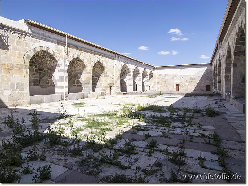 Karawanserei Zazadin-Han in Lykaonien - Der Innenhof mit den nordöstlich gelegenen Gewölben der offenen Zellen