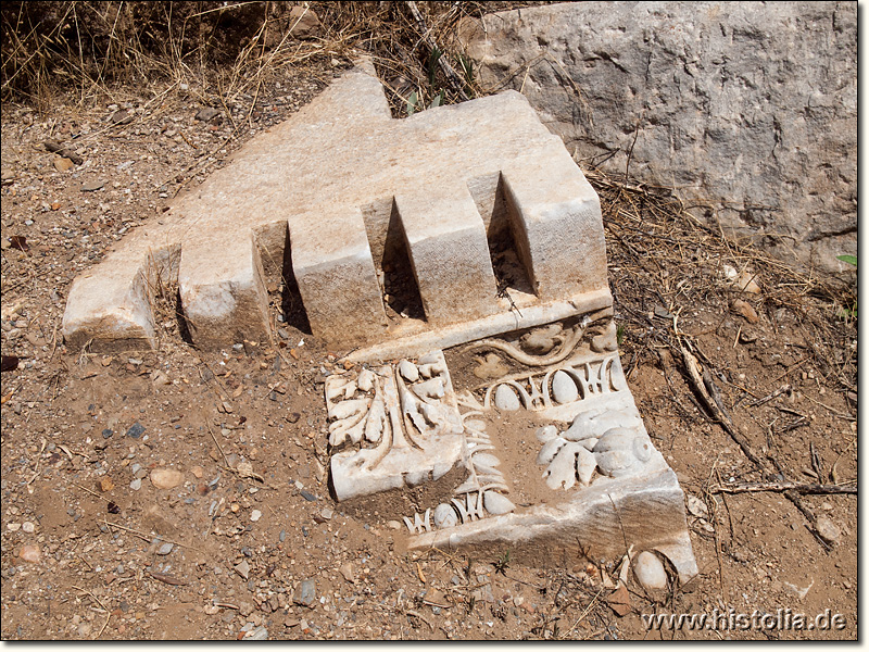 Acharaca in Karien - Teil eines reich verzierten Architravs des Tempels (Plutonium) von Acharaca
