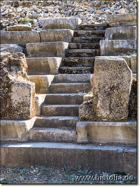 Alabanda in Karien - Sitzreihen und Treppenaufgang im antiken Theater von Alabanda