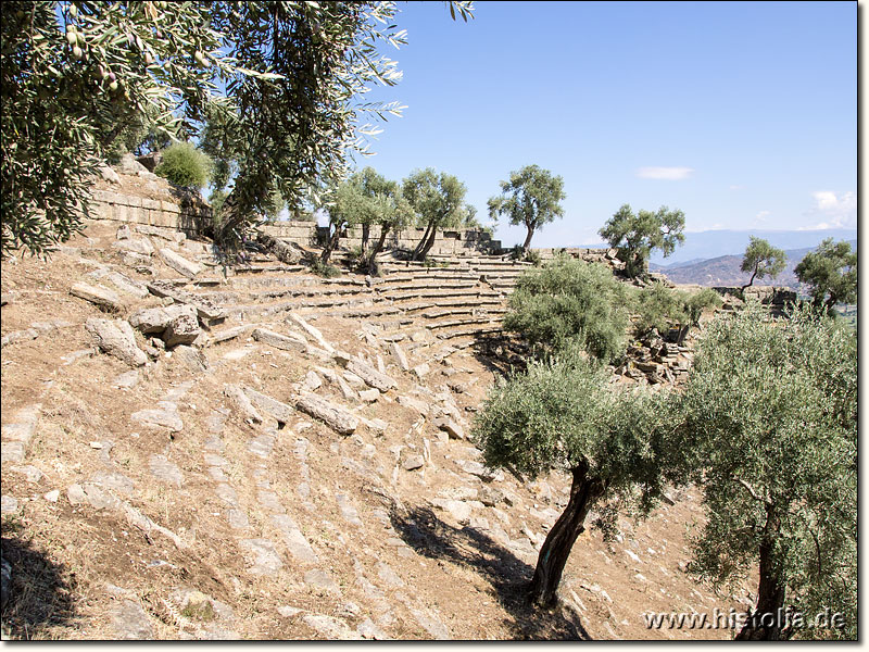 Alinda in Karien - Reste von Sitzreihen, Treppen und Sitzstufen in der Cavea des Theaters von Alinda