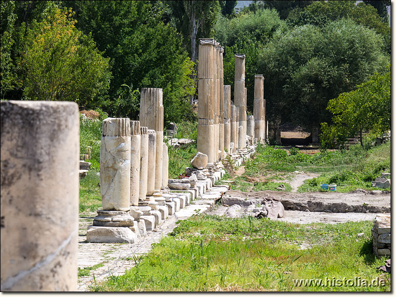 Aphrodisias in Karien - Säulen und Architrave neben der großen Agora von Aphrodisias