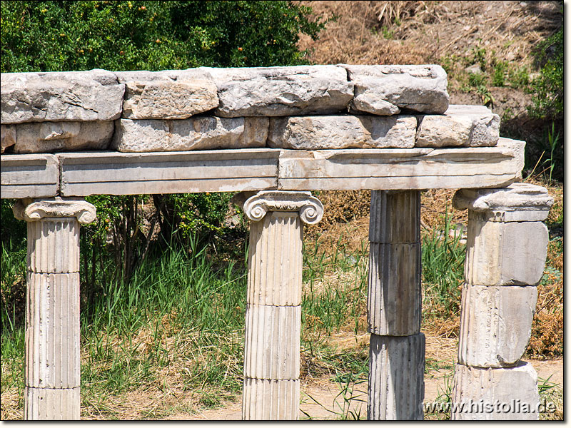 Aphrodisias in Karien - Säulen und Architrave neben der großen Agora von Aphrodisias