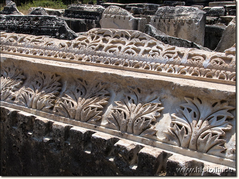 Aphrodisias in Karien - Reich verzierte Architrave aus der Agora und den westlich der Agora gelegenen Bädern