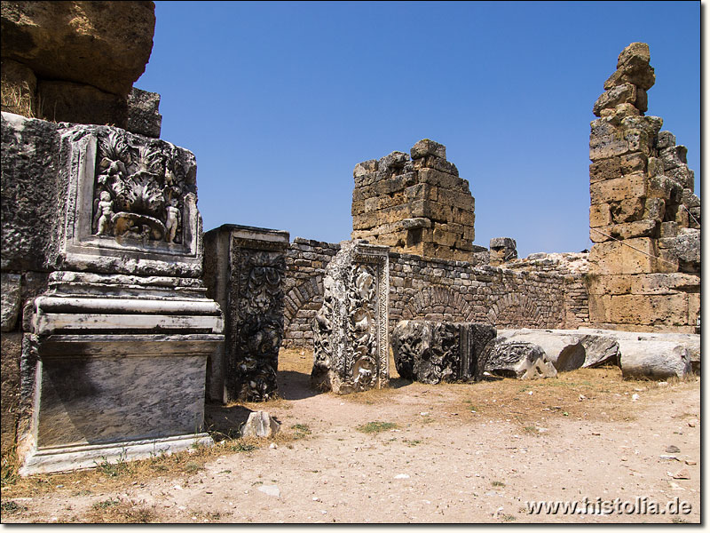 Aphrodisias in Karien - Einer der Eingänge zu den Bädern von Aphrodisias mit reich verzierten Tür/Tor-Fassungen