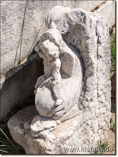 Aphrodisias in Karien - Eine Verzierung im Bouleuterion/Odeon von Aphrodisias: Ein Knabe reitet auf einem Delphin