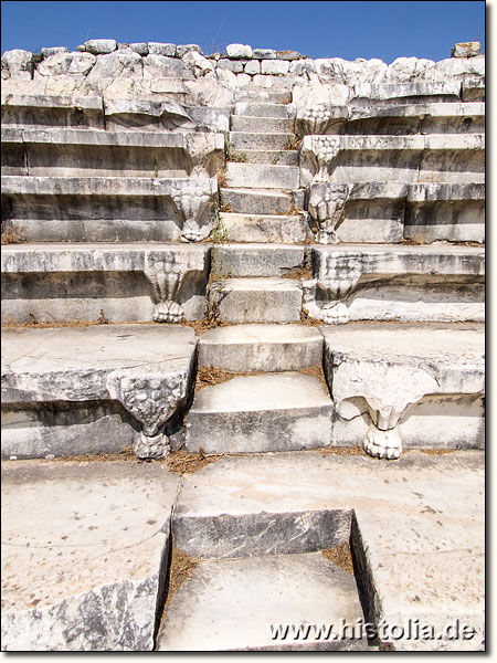 Aphrodisias in Karien - Sitzreihen, Treppe und Verzierungen im Bouleuterion/Odeon von Aphrodisias