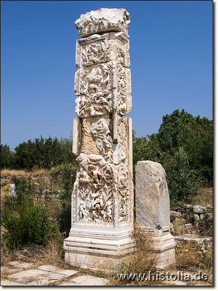 Aphrodisias in Karien - Reich verzierte Säule am Straßenende hinter dem Theater von Aphrodisias