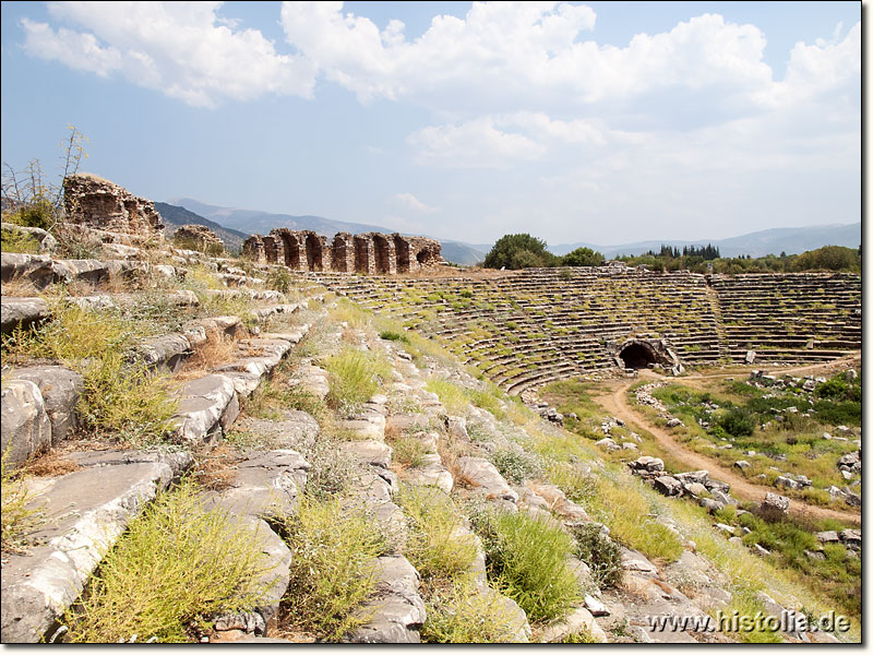 Aphrodisias in Karien - Sitzreihen im großen Stadion von Aphrodisias, Blick nach Osten