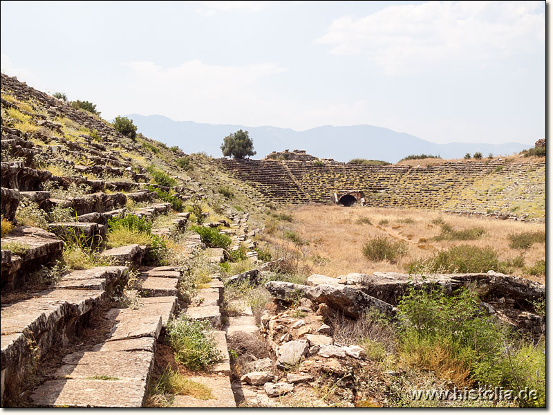 Aphrodisias in Karien - Sitzreihen im großen Stadion von Aphrodisias, Blick nach Westen