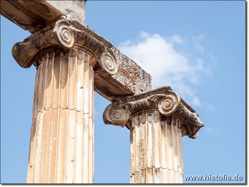 Aphrodisias in Karien - Säulen und Architrave aus dem Aphrodite-Tempel in Aphrodisias