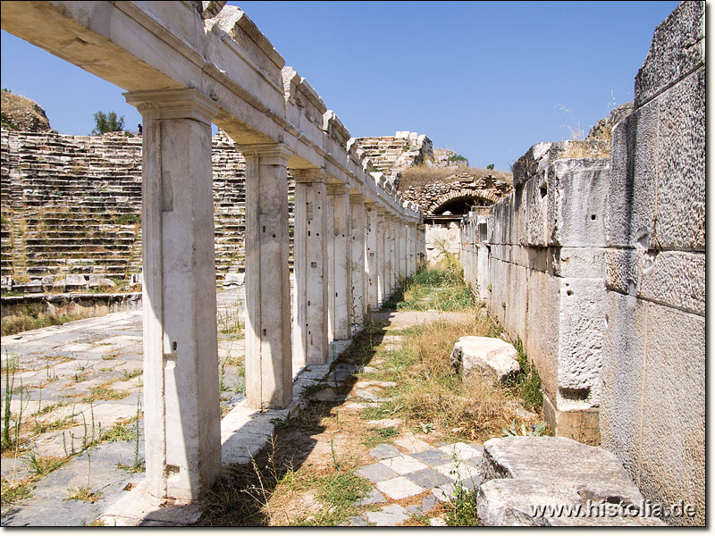 Aphrodisias in Karien - Blick durch das Bühnenhaus des großen Theaters von Aphrodisias