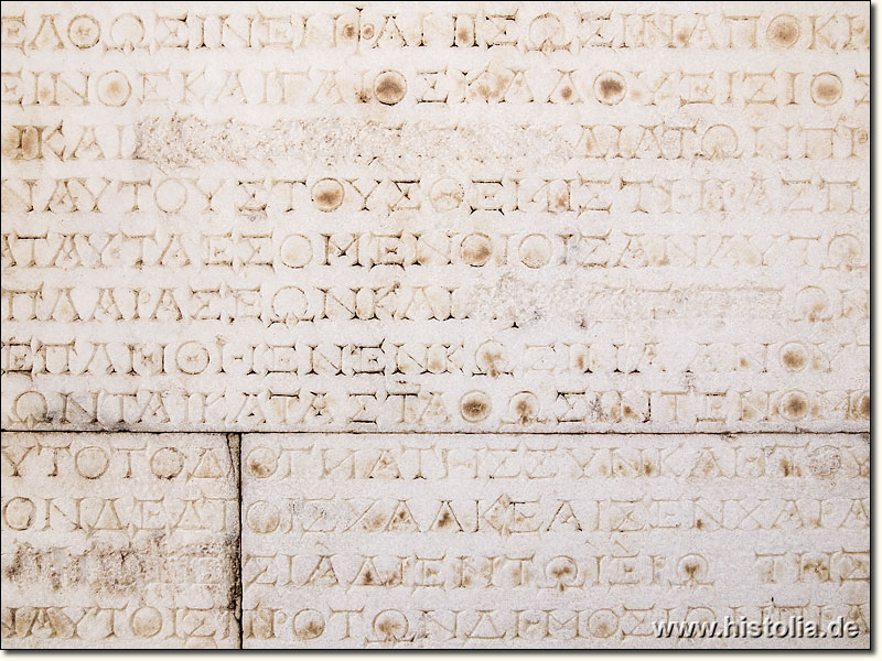 Aphrodisias in Karien - Umfangreiche Inschrift auf der nördlichen Außenwand des Theaters von Aphrodisias